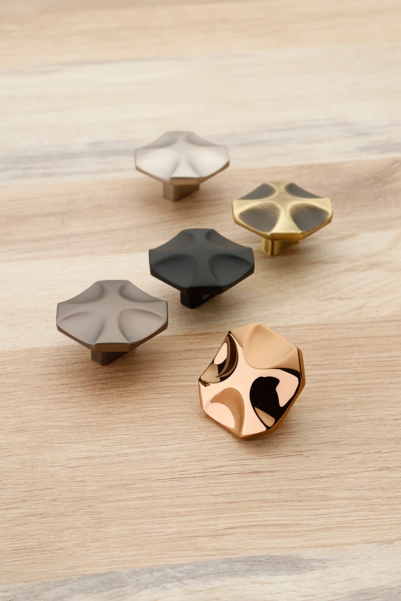 8551 — Aluminium — Knobs